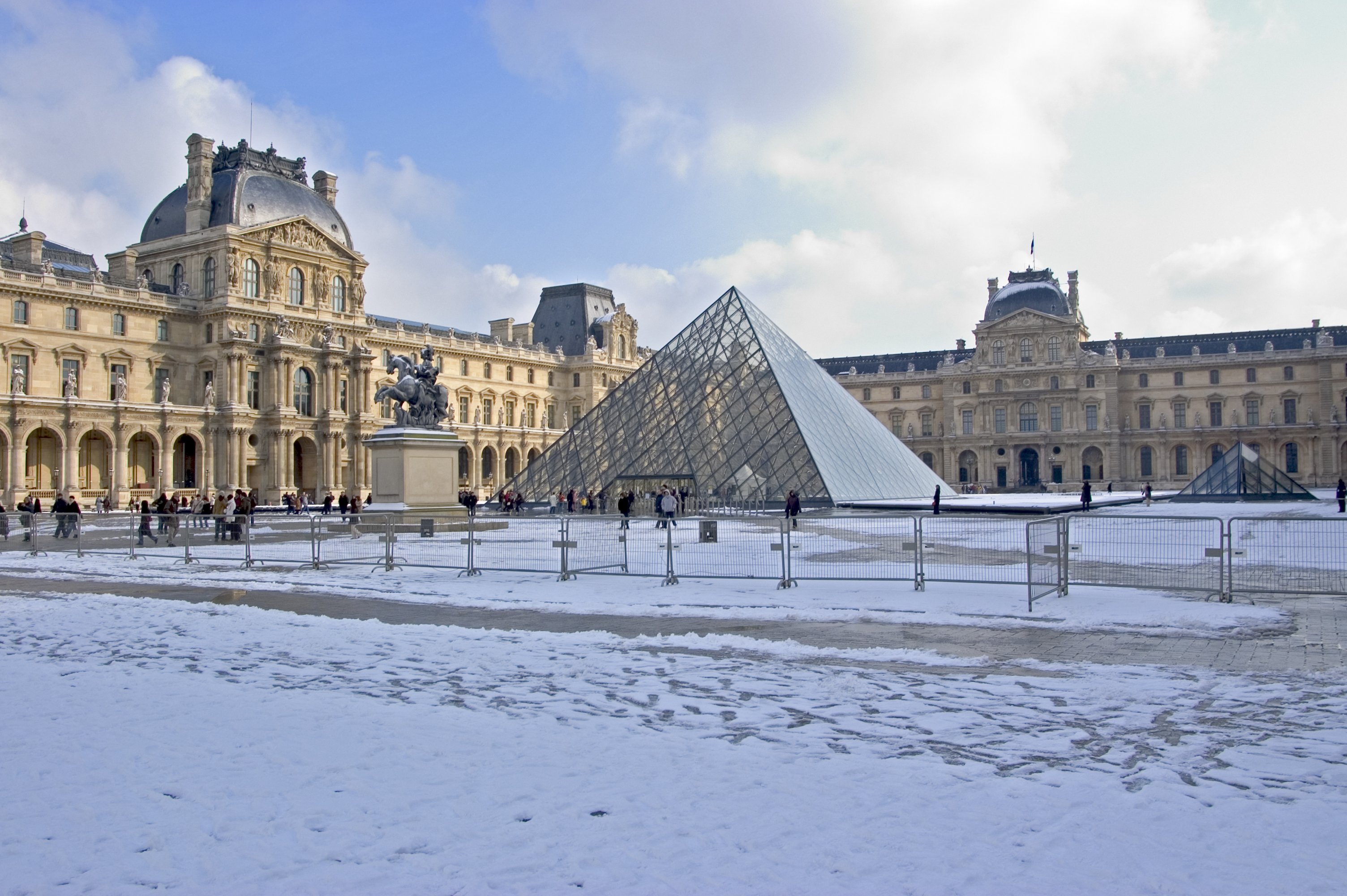 Париж Лувр зимой